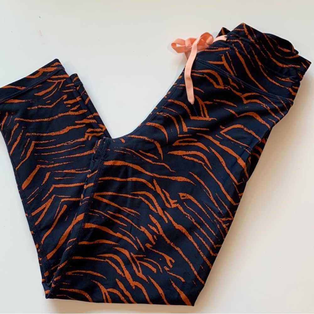 Anthropologie The Upside -navy/orange animal‎ print 1/4 leggings size small EUC